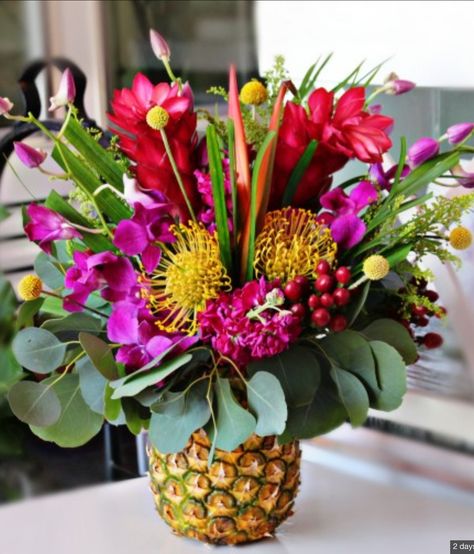 Pineapple Vase Centerpiece, Pineapple Vase With Flowers, Luau Floral Arrangements, Pineapple Floral Arrangement, How To Decorate A Restaurant For A Party, Pineapple Centerpiece Ideas, Hawaiian Centerpiece Ideas, Pineapple Bouquet, Pineapple Table Decor