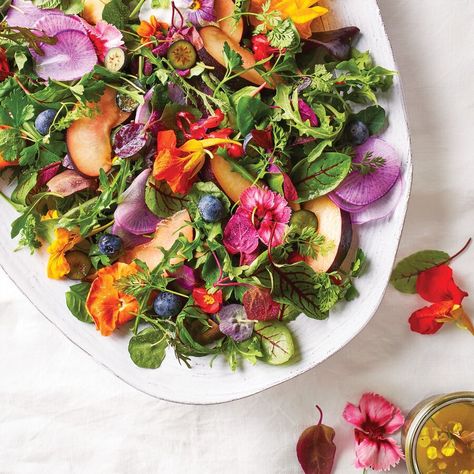 Salad With Edible Flowers, Salad With Flowers, Farmhouse Cooking, Floral Salad, Vegetable Salads, Edible Flowers Cake, Edible Flowers Recipes, Greens Salad, Rainbow Salad