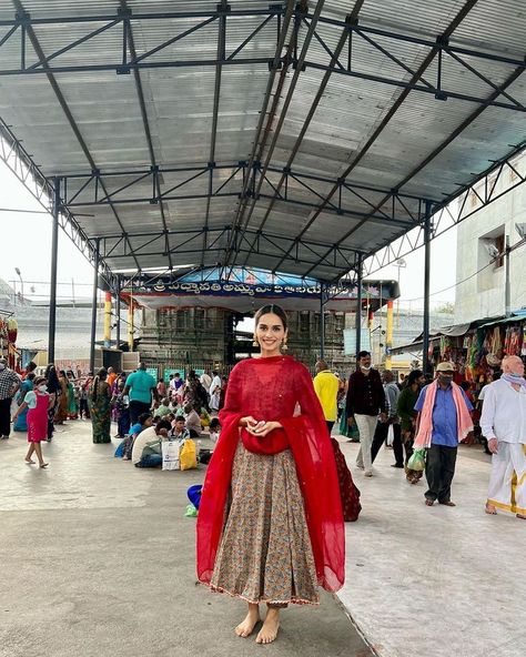 Manushi Chillar, Manushi Chhillar, Academic Dress, Saree, Actresses, Queen, On Instagram, Instagram