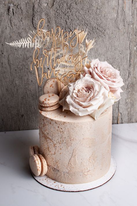 Neutral toned buttercream cake Macaroons On Cake Ideas, Classy 30th Birthday Cake, Cupcake Table Ideas, Gold Macaron Cake, Wedding Cake And Cupcake Table, Textured Cakes Buttercream, Elegant Birthday Cakes For Women Classy, Neutral Cake Ideas, Classy Cakes Birthday For Women