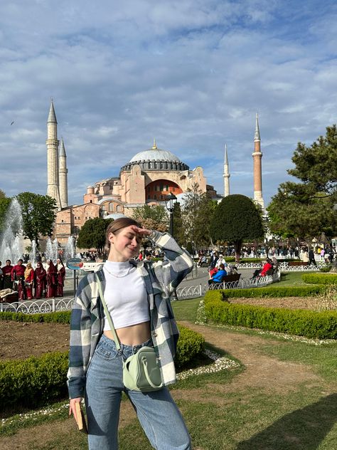 Istanbul Photo Ideas, Turkey Photography, Istanbul Turkey Photography, Aesthetic Pose, Istanbul Photography, Pose Ideas, Istanbul Turkey, Photoshoot Poses, Couture Fashion