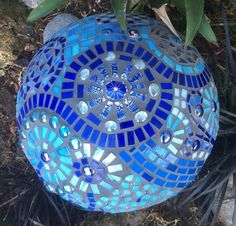 Mosaic Garden Balls, Mosaic Balls For Garden, Mosaic Gazing Balls, Mosaic Mushrooms, Mosaic Spheres, Mosaic Globe, Mosaic Bench, Mosaic Balls, Bowling Ball Crafts