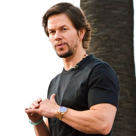 #MarkWahlberg wearing a yellow gold #Rolex Submariner Cade Yeager, Rolex Submariner Gold, Mens Portrait, Rolex Submariner 16610, Marky Mark, Rolex Watches Submariner, Submariner Watch, Lone Survivor, Rolex Submariner No Date