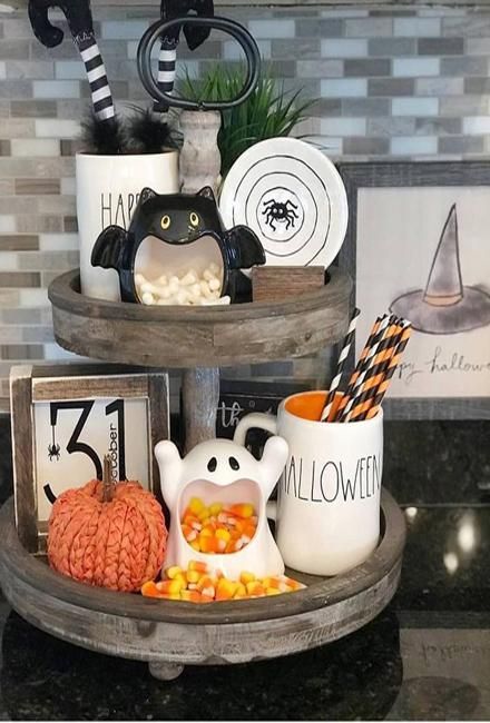 Halloween Decorating with Birds, Symbolic and Original Halloween Decorations Country Halloween Decor, Porta Halloween, Three Tiered Tray, Diy Halloween Dekoration, Halloween Kitchen Decor, Country Halloween, Halloween Decor Diy, Casa Halloween, Diy Halloween Decor