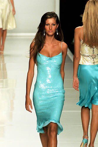 Giselle - long brunette layers Gisele Bundchen Runway, Gabby Solis, Disco Dresses, Runway Fashion Couture, Runway Outfits, Catwalk Fashion, Gisele Bündchen, Gisele Bundchen, Runway Dresses