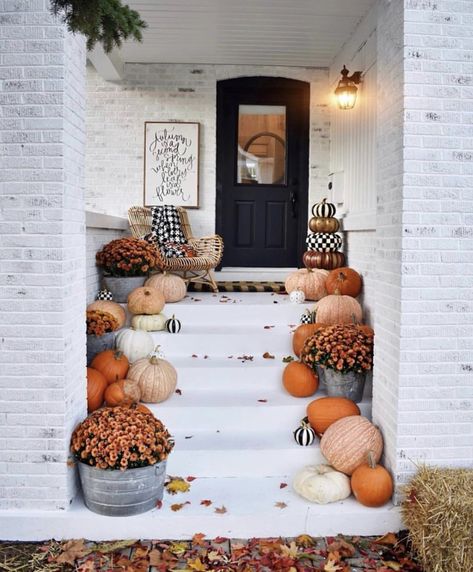 Front Porch For Fall, Porch Fall Decor, Diy Halloween Dekoration, Fall Front Porch Decor Ideas, Fall Front Porch Ideas, Dekorasi Halloween, Outside Fall Decor, Halloween Decor Diy, Hallowen Ideas