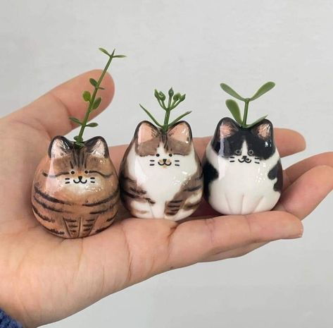 Clay Figurines Aesthetic, Cat Ceramic Ideas, Cute Handcraft, Ceramics Cat, Pottery Cats, Cat Clay, Cat Pottery, Pottery Figurine, Ceramic Cats