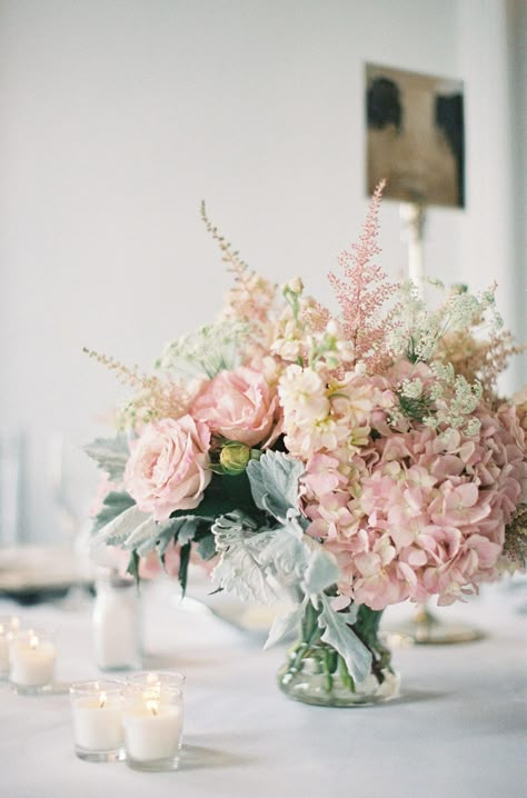 Graduation Reception, Centrepiece Ideas, Bouquet Pastel, Pink Wedding Centerpieces, Banquet Decor, Vintage Centerpieces, Pink Hydrangea, Ballroom Wedding, Vintage Inspired Wedding