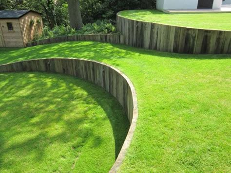 17 Hillside Landscaping Ideas to Beautify Your Hillside Yard in 2019 Wooden Retaining Wall, Sloped Backyard Landscaping, Terraced Landscaping, Landscaping A Slope, Side Yard Landscaping, Sloped Yard, Hillside Garden, Sloped Backyard, Landscaping Retaining Walls