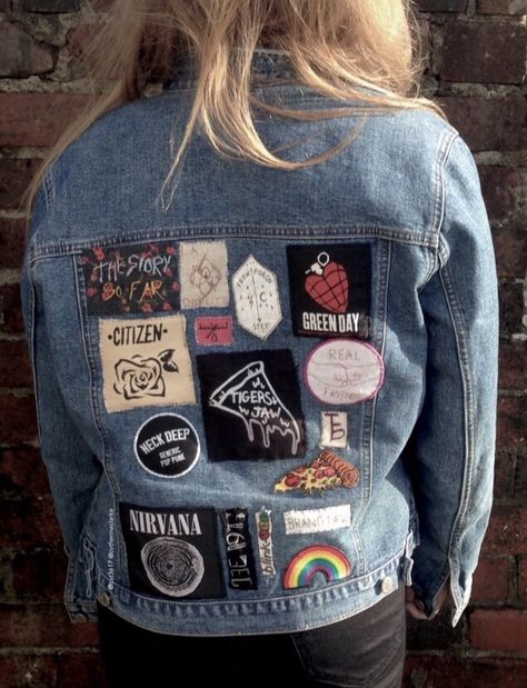 handmade denim jacket w/ the favourite pop punk bands:) Band Jean Jacket, Jean Jacket Patches Aesthetic, Punk Rock Jean Jacket, Denim Jacket Patches Aesthetic, Rock Jean Jacket, Punk Jean Jacket, Jean Jacket Grunge, Aesthetic Jackets, Punk Denim Jacket