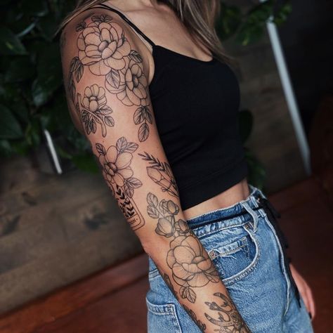 Tattoo Ideas Tumblr, Christian Sleeve Tattoo, Patchwork Tattoo, Tattoo Filler, Girls With Sleeve Tattoos, Omerta Tattoo, Back Of Shoulder Tattoo, Flower Tattoo Sleeve, Incredible Tattoos