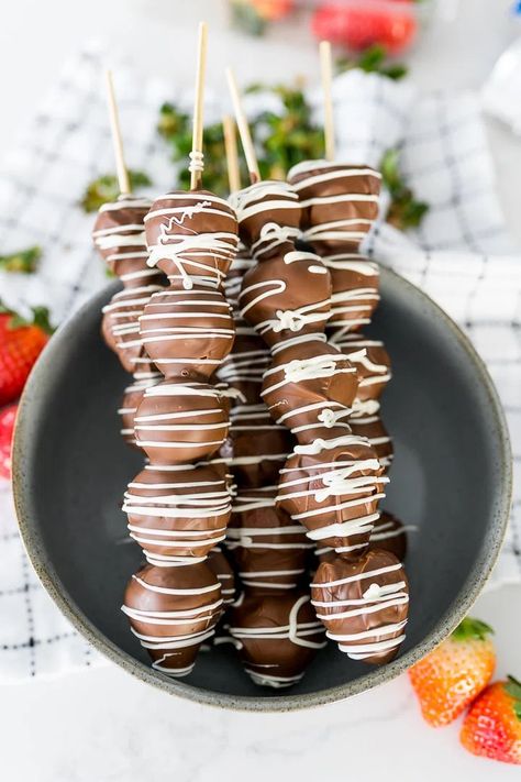 Chocolate Covered Strawberries Skewers, Chocolate Covered Strawberries On Stick, Chocolate Covered Strawberry Kabobs, Valentines Fundraiser, Strawberry Skewers, Strawberry Kabobs, Nye Food, Portable Dessert, Strawberries And Chocolate