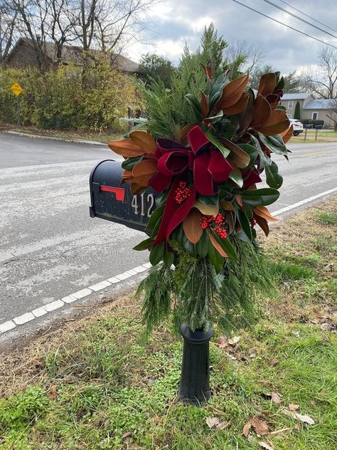 Christmas Lamp Post Decorations, Mailbox Decorations For Christmas, Mailbox Swag Christmas, Christmas Greenery Decor, Tartan Christmas Decorations, Purple Christmas Tree Decorations, Christmas Mailbox Decorations, Fresh Wreaths, Christmas Lamp Post