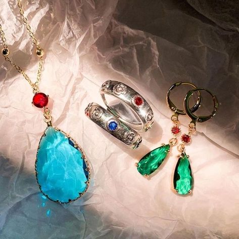 Howl's essential and glittering jewelry ~.~ 하울의 움직이는 성, Anime Jewelry, Anime Accessories, Magical Jewelry, Jewelry Accessories Ideas, Howls Moving Castle, Fantasy Jewelry, Miyazaki, Dream Jewelry