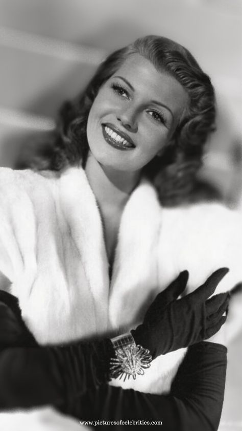 Goldenagehollywood on Twitter: ""Rita Hayworth: The Look that Defined an Era" https://t.co/JRgfTTXQCF https://t.co/Ge8VKNDo36" / Twitter Rita Hayworth Gilda, 1940s Hollywood, Grace Kelly Style, Hollywood Golden Era, 50s Women, Old Hollywood Actresses, Old Hollywood Stars, Rita Hayworth, Old Hollywood Glamour