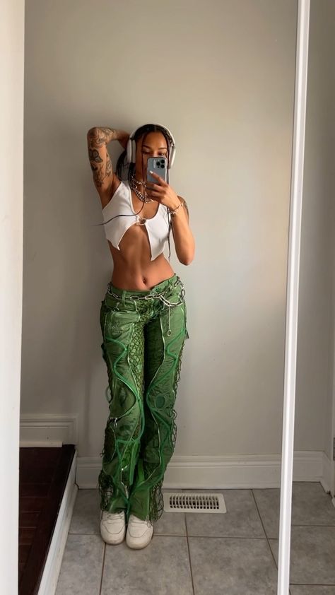 idfwuchloe on Instagram Dreamville Festival Outfits, Green Rave Outfit, Rolling Loud Outfits, Rave Looks, Concert Outfit Summer, Festival Outfits Rave, Music Festival Outfits, Outfit Mujer, Coachella Outfit