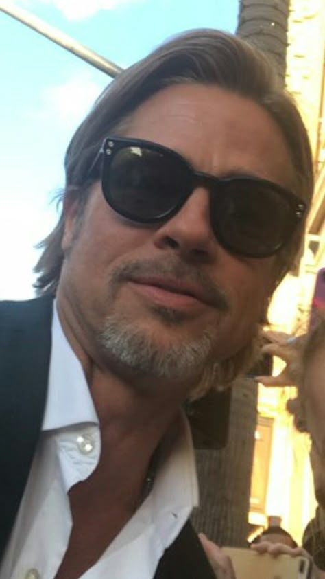 Brad Pitt Selfie, Brad Pitt Pictures, Leonardo Dicaprio Girlfriend, William Bradley Pitt, Brad Pitt Photos, Bradley Pitt, Brad And Angelina, Brad Pitt And Angelina Jolie, When I Get To Heaven