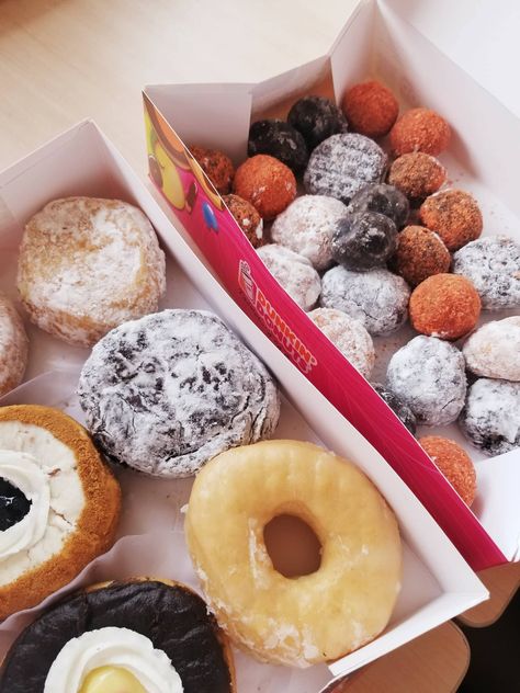 everyone deserves a sweet treat... #dunkin' donuts #donuts #munchkins Dunkin Donut Munchkins, Choco Balls Recipe, Munchkin Donut, Dunkin Donuts Aesthetic, Iced Chai Latte Recipe, Coconut Balls Recipe, Sugar Cookie Desserts, Chocolate Coconut Balls, Bread Pastries