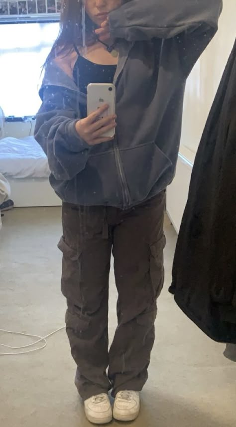 Baggy Cargo Outfit, Girls Baggy Outfits, Baggy Clothes Outfit, Grey Cargos, Baggy Outfit Ideas, Cargo Outfit, Outfits Baggy, Cargo Pants Outfit, Baggy Style