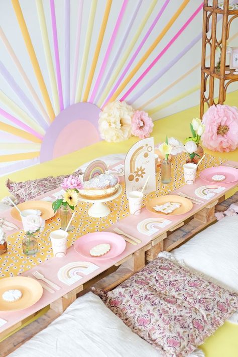 Décorez avec des fleurs, de la couleur et une ambiance relax. Voilà notre vision du thème hippie. #hippiestyle #themehippie #anniversairehippie Groovy Party, Hippie Party, Mood Images, Hippie Peace, Hippie Style, Peace And Love, Flower Power, Party Themes, Bridal Shower