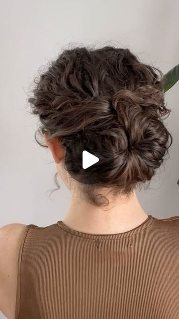 Jennie Curly Hair, Cute Lazy Hairstyles, Curly Bun Hairstyles, Simple Updo, Simple Hairstyle, Curly Hair Tutorial, Big Bun, Easy Bun Hairstyles, Hairstyle Tutorials