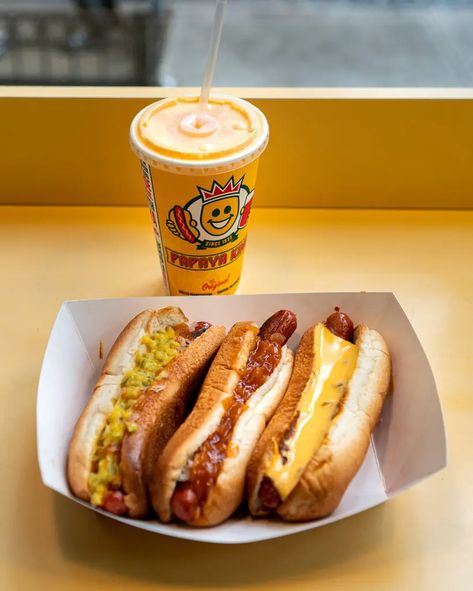 Gourmet Hot Dogs, Panini Sandwich, New York Food, The Upper East Side, Fruit Juices, Yummy Comfort Food, King A, Upper East Side, Foodie Recipes