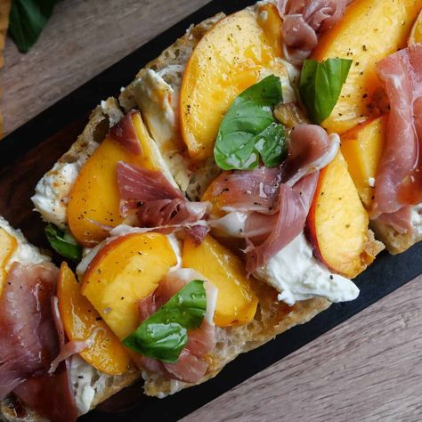 Peach and Prosciutto Sandwich Prosciutto Sandwich Ideas, Peach Sandwich, Prosciutto Sandwich, Chicken Scarpariello, Mozzarella Sandwich, Goat Cheese Crostini, Summertime Snacks, Pesto Sandwich, Summer Sandwiches