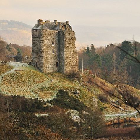 Dream Castles - Democratic Underground-14th century Neidpath Castle sits high above the river Tweed, Scotland Neidpath Castle, British Castles, Medieval Era, Dreamy Places, Scottish History, Old Castle, Chateau Medieval, Castle Scotland, Castle Mansion