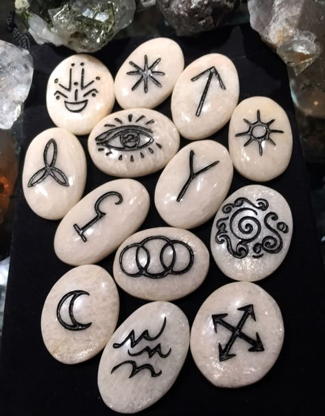 Rune Set Diy, Diy Runes Ideas, Runes Diy, Witch's Runes, Wiccan Runes, Divination Runes, Symbole Viking, Wiccan Crafts, Pagan Decor