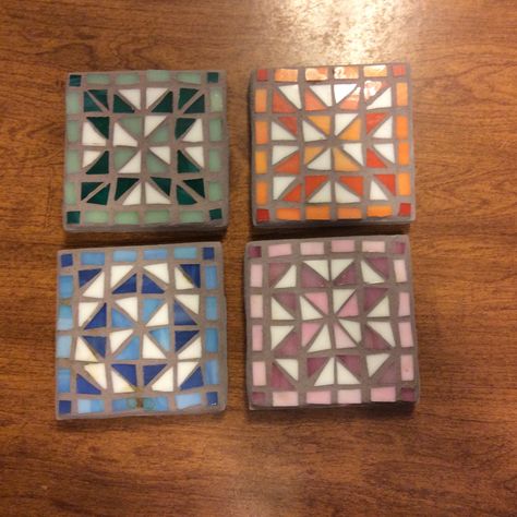 Patchwork coaster Easy Mosaic, Mosaic Art Diy, Mosaic Tray, Mosaic Tile Patterns, Mosaic Garden Art, Mosaic Frame, Mosaic Art Projects, Mosaic Tile Art, Stained Glass Birds