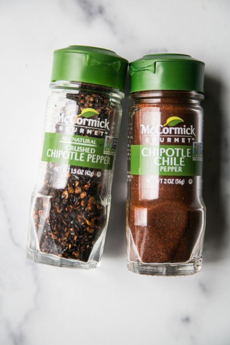 Small spice jars of chipotle chile powder and crushed chipotle peppers. Best Chicken Taco Recipe, Spices Jar, Fmcg Products, Chipotle Tacos, Chicken Tacos Recipe Easy, Street Taco Recipe, Healthy Taco Recipes, Spices Photography, Amazing Food Platters