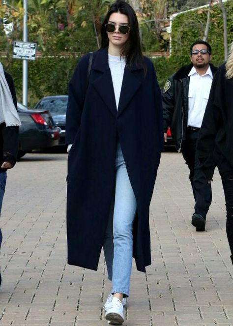 Model Off Duty Style, Boyfriend Coat, Kendall Jenner Street Style, Robert Kardashian, Kendall Style, Wear Crop Top, Kendall Jenner Outfits, Charlotte Casiraghi, Jenner Outfits