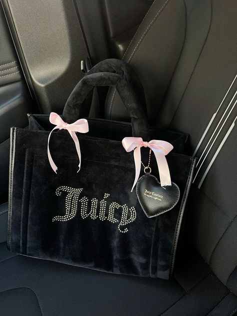 juicy couture bag✨🎀 Juicy Couture Aesthetic, Juicy Couture Clothes, Y2k Bags, Y2k Juicy Couture, Juicy Couture Purse, Black Y2k, Girly Bags, Pink Girly Things, Girly Accessories