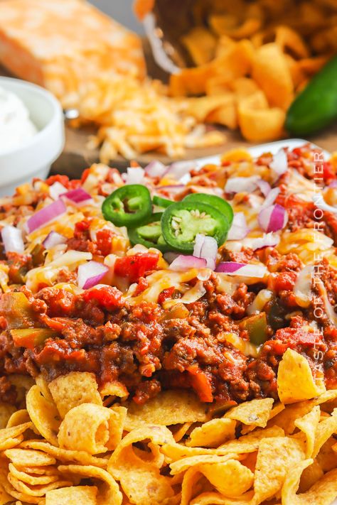 Frito Chili Pie is the ultimate comfort food that combines the best of both worlds - a handful of Frito chips and flavorful chili. Frito Bandito Recipe, Frito Recipes, Frito Recipe, Frito Pie Recipe, Frito Chili, Frito Chili Pie, Chili Pie, Favorite Chili Recipe, Frito Pie