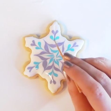 We love this easy snowflake cookie tutorial by @suzylizz ❄❄❄ #youmakeitamazing · · · #snowflakecookies #cookiedecorating #wiltoncakes #instavideo #tutorial via @suzylizz Snowflake Cookies Decorating, Royal Icing Christmas Cookies, Snowflake Christmas Cookies, Easy Snowflake, Snowflake Sugar Cookies, Snowflake Sugar, Snowflake Cookie, Christmas Sugar Cookies Decorated, Flooding Cookies