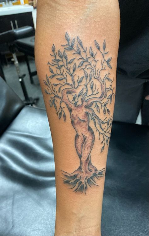 Tree Tattoo On Hand, Tree On Leg Tattoo, Nature Back Tattoos For Women, Tree Of Life Tattoo Black Women, Black Woman Tree Tattoo, Spiritual Nature Tattoos, Afro Tree Tattoo, Earthy Spiritual Tattoos, Mother Nature Tree Tattoo