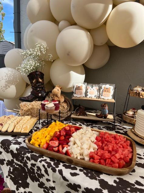 Rodeo Themed 1st Birthday Food Ideas, Western Food Table Decoration, Rodeo Desert Table, Cow Print Treat Table, First Rodeo Treat Table, Western Treat Table, Western Dessert Table Ideas, Cowboy Baby Shower Food Ideas, Vaquero Gender Reveal