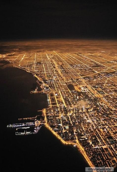 A pic of Chicago city taken from an plane   http://www.chicagolocksmiths.net Perjalanan Kota, Chicago At Night, City At Night, My Kind Of Town, Foto Tips, The Windy City, City Of Angels, Trik Fotografi, Birds Eye