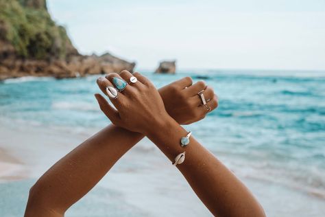 Summer Jewelry Photoshoot, Beach Jewelry Photoshoot, Coastal Photoshoot, Strand Shoot, Jewelry Poses, Ocean Photoshoot, Photoshoot Jewelry, Jewelry Content, Jewellery Photoshoot