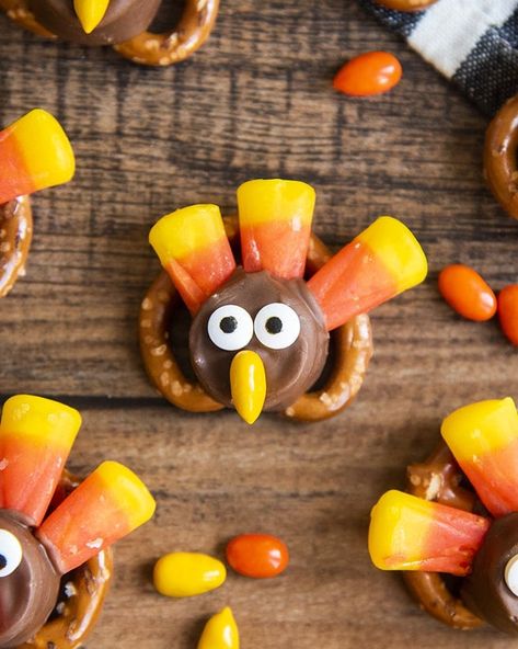 A pretzel topped with a rolo and decorated with candy corn, candy eyes, and a chocolate covered sunflower seed to make it look like a turkey. Treats With Pretzels, Thanksgiving Kids Treats, Fun Thanksgiving Cookies, Turkey Pretzels, Fall Bake Sale Ideas, Pretzel Turkeys, Rolo Pretzel Bites, Cookies For Gifting, Kids Meal Prep