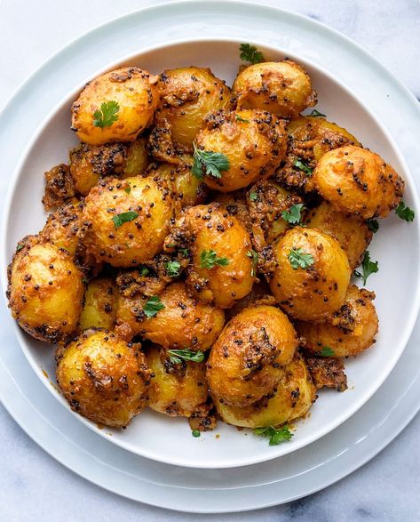 Masala Potatoes, Potato Party, Aloo Masala, Vegetable Recipes Dinner, Garlic Chutney, Aloo Recipes, Spicy Snacks Recipes, Potato Recipes Side Dishes, Indian Cooking Recipes