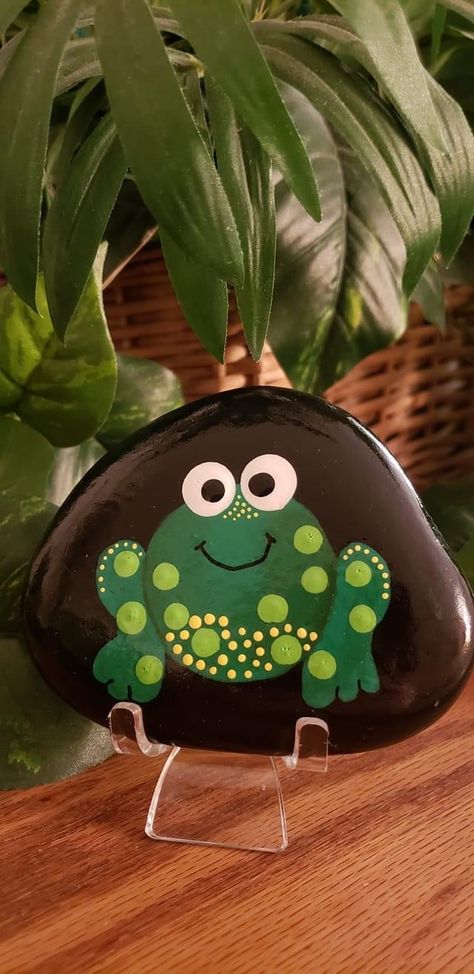 Painted Frog Rocks Ideas, Frog Rocks Painted Stones, Painted Frog Rocks, Painted Rocks Ideas For Spring, Frog Painted Rocks, Frog Rock Painting Ideas, Frog Rock, Painted Rock Animals, Handmade Christmas Crafts