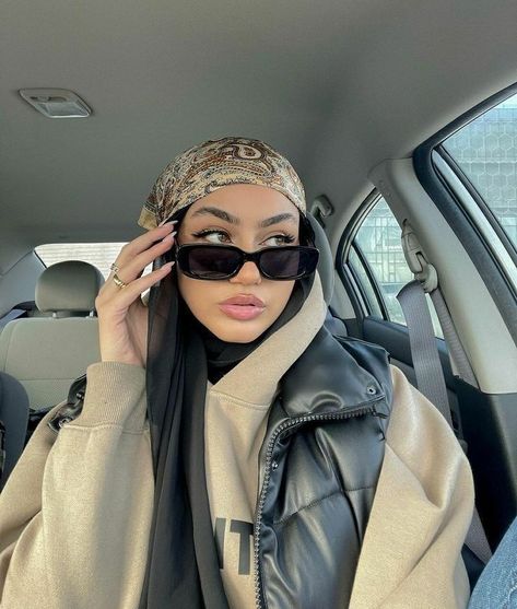 Hijab Fashion Street Style, Head Scarf Outfit, Hijab Beauty, Hijab Fashion Summer, Estilo Hijab, Stile Hijab, Modern Hijab, Hijab Style Tutorial, Street Hijab Fashion