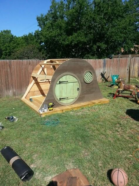 Hobbit Dog House, Hobbit Greenhouse, Diy Hobbit House, Hobbit Playhouse, Dogs House, Casa Hobbit, Ideas For Dogs, Diy Playhouse, Build A Playhouse