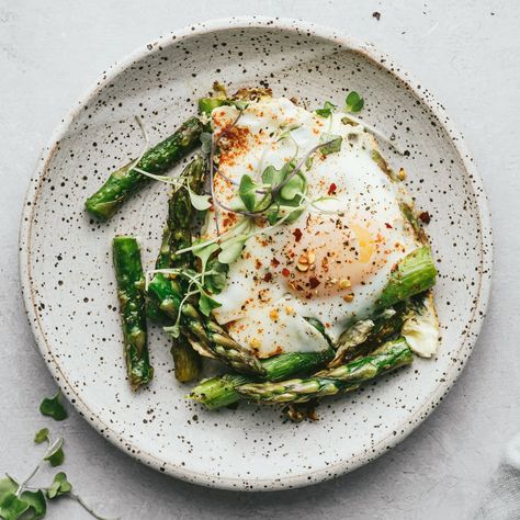 Skillet Asparagus and Eggs Skillet Asparagus, Seasoned Asparagus, Asparagus Breakfast, Keto Egg Recipe, Asparagus Egg, Easy Skillet Meals, Steamed Asparagus, Eggs Recipe, Keto Side Dishes