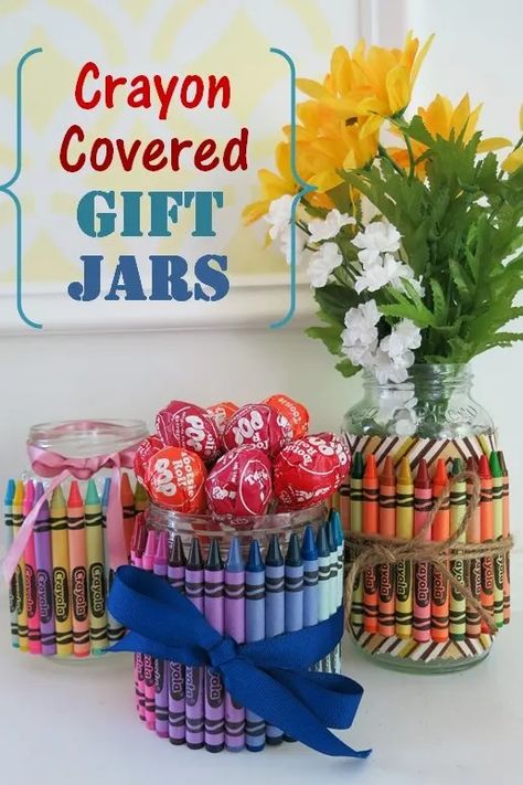 How to Make Crayon-Covered Jars for Party Favors & Gifts - FeltMagnet Baby Food Jars Diy, Perlengkapan Bayi Diy, Diy Teacher Christmas Gifts, Gift Jars, Making Crayons, Baby Food Jar Crafts, Baby Crafts Diy, Diy Frühling, Diy Crayons