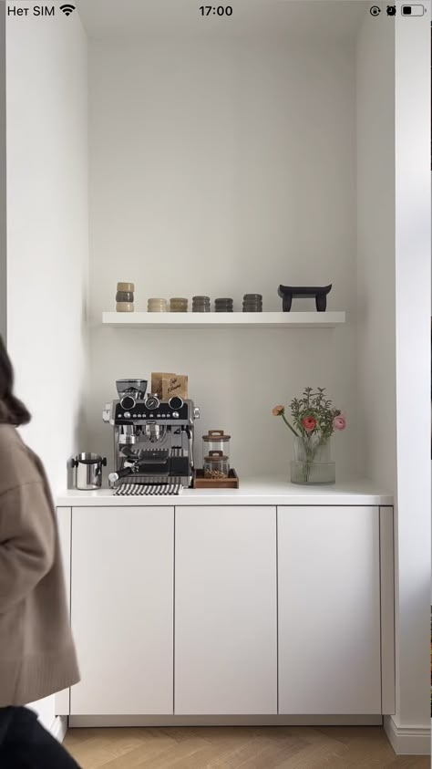 https://instagram.com/ebruerkut Studio Coffee Bar, Minimal Coffee Bar, Modern Coffee Bar Ideas, Kitchen Coffee Corner, Coffee Corner Kitchen, Coffee Corner Ideas, Home Coffee Station, Kitchen Coffee Station, Coffee Station Ideas