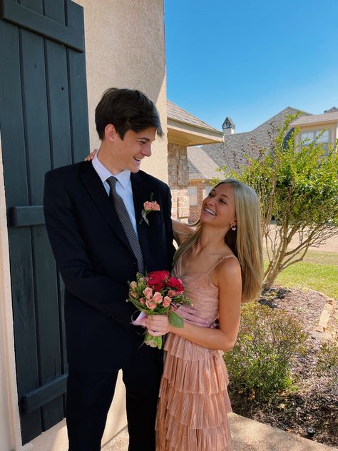 Prom Poses Friends Guys, Candid Prom Pictures Couples, Funny Prom Pictures, Candid Prom Pictures, Bf Gf Prom Pics, Prom Pics With Guy Best Friend, Prom Picture Poses For Couples, Cute Prom Pictures With Guy Friend, Funny Prom Pictures Couples Best Friends