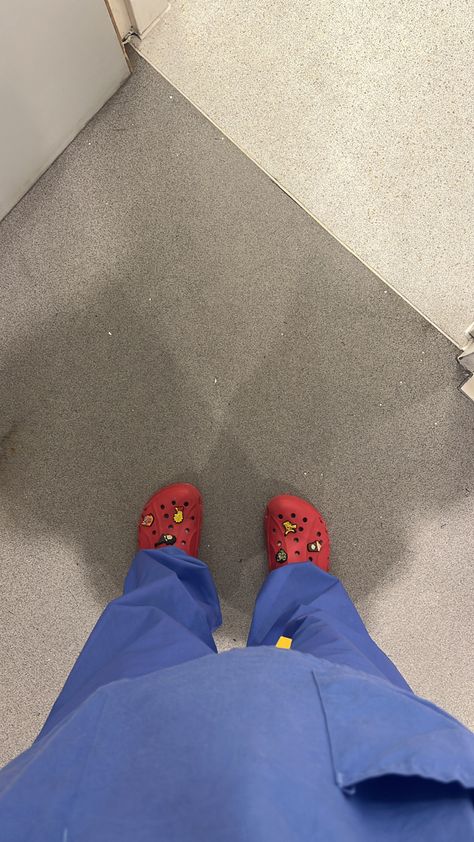 Crocs And Scrubs, Crocs Medical Outfit, Surgery Doctor, Medical School Life, Scrubs Outfit, Hospital Photos, Nursing School Studying, Scrubs Uniform, Medical Outfit