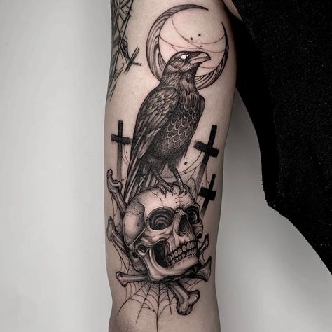 Animal Tattoo Meanings, Black Crow Tattoos, Rabe Tattoo, Gotik Tattoo, Crow Tattoo Design, Woodcut Tattoo, Tier Tattoo, Tarot Tattoo, Goth Tattoo